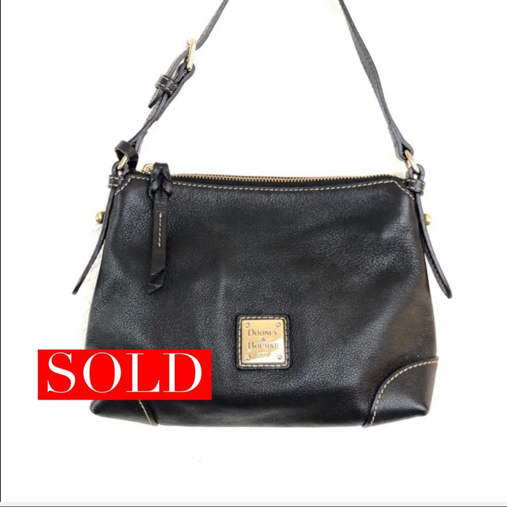 ♦️SOLD♦️Dooney & Bourke small hang bag